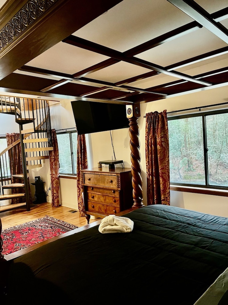 Very Secluded Breathtaking Riverfront Game Room