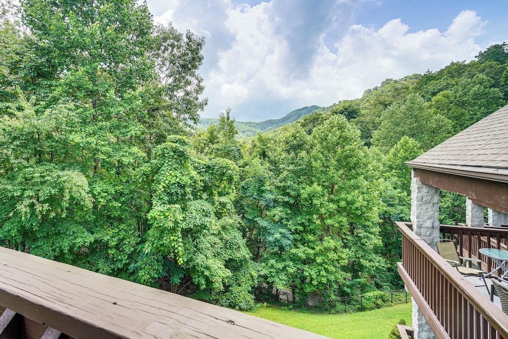 Ski, Hike & Explore: Mtn-view Haven in Gatlinburg!