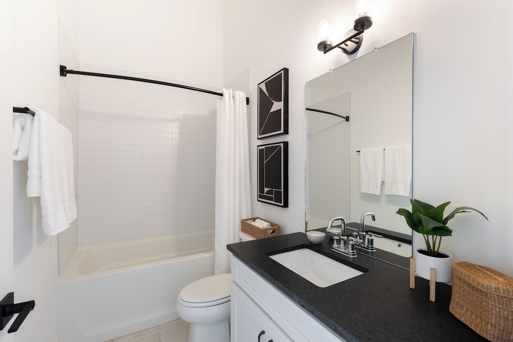 The Heights by AvantStay – Modern Condo Minutes from Broadway