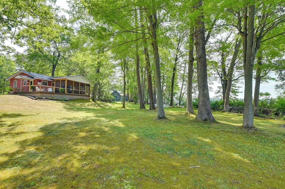 Waterfront Deck! Chic Lower Scott Lake Cottage
