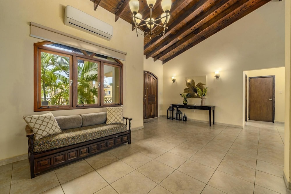 4BR Villa Short Walk to Beach in Amazing Location