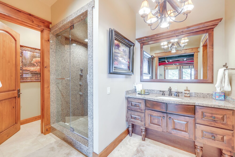 Hot Tub + Views: Luxe Mountain Escape in Yucaipa