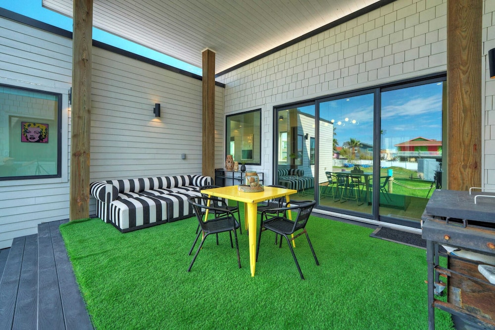 Sleeps 20 2 Modern Homes w/ Private Pool, Deck+patio 3-min Walk to the Beach
