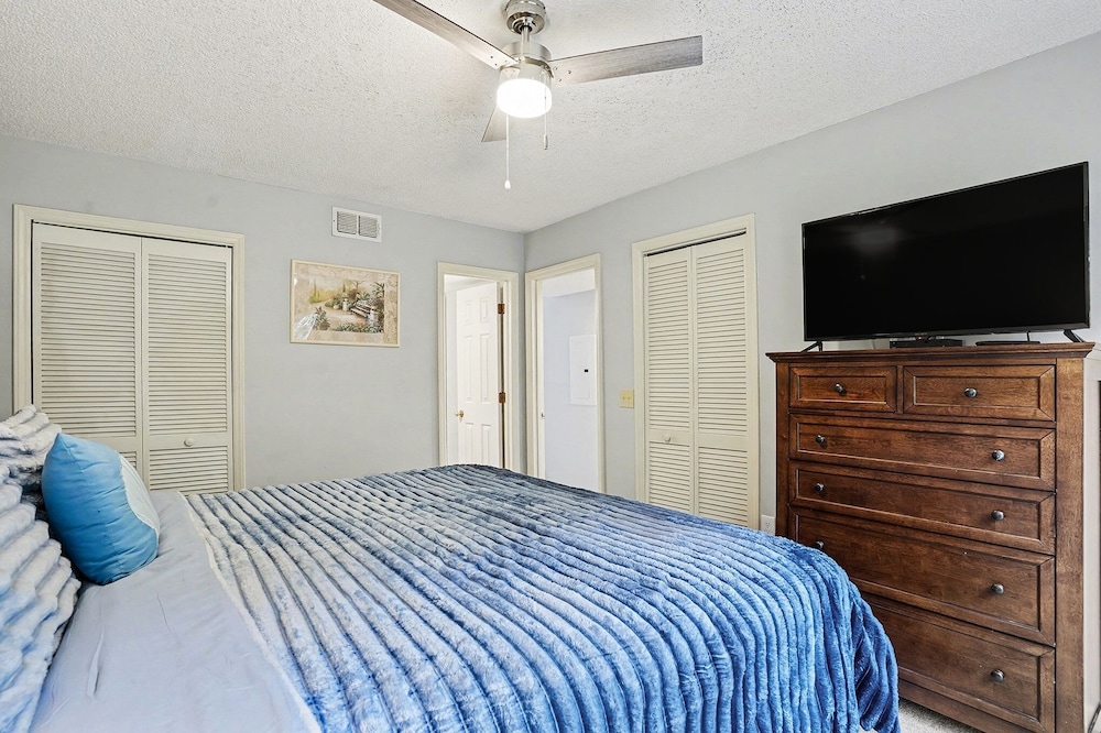 6F Cumberland - split level, 2 bedroom villa, full access!! 2 Condo