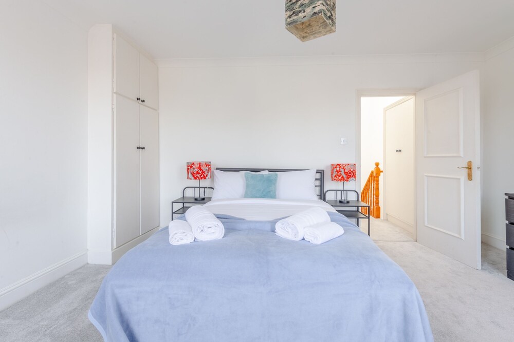 Spacious 3 Bedroom Flat in Brixton
