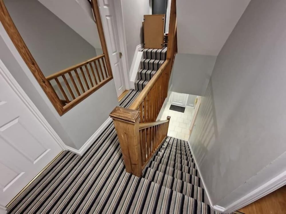 Spacious 6-bed house - 12 mins Gatwick