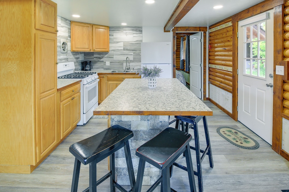 Cozy Thompson Falls Cabin w/ Mountain Views view 2
