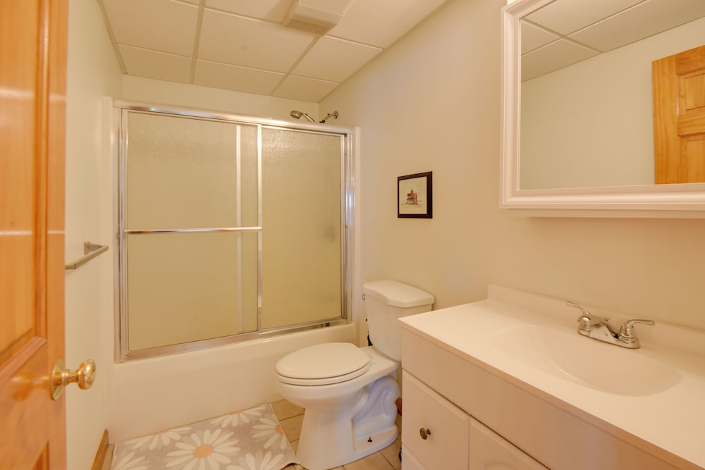Walk to Lake Winnisquam Access: Cozy Retreat