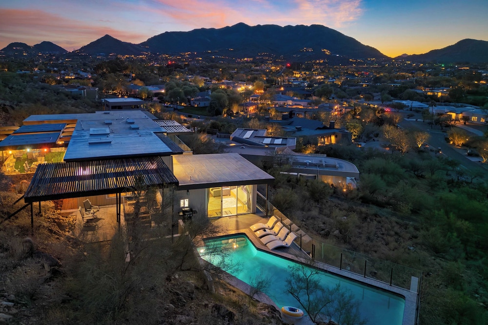 Panoramic Views, Private Pool, Patio Lounge w/ Firepit Royal Palm by Avantstay