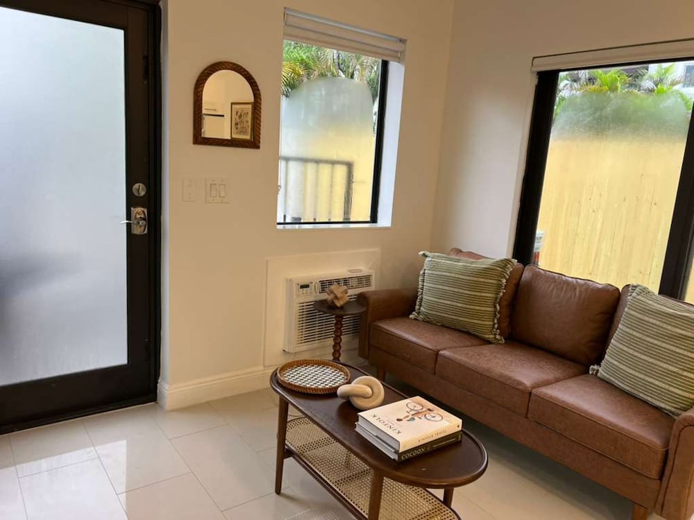 The Modern Oasis Queen Studio With Kitchen
