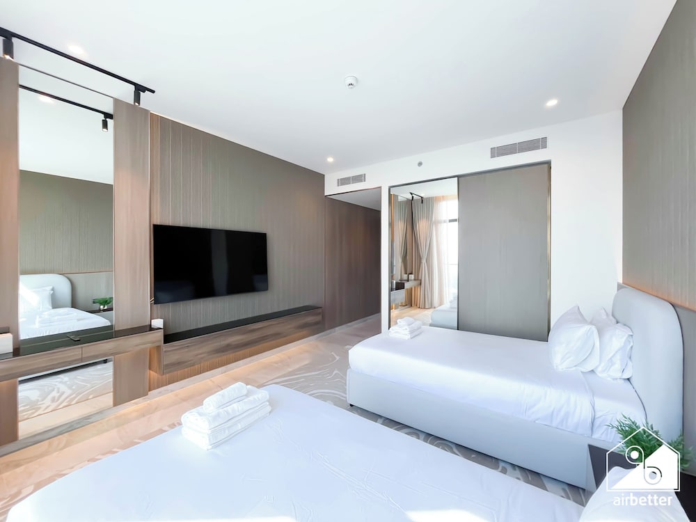Luxurious 3BR Canal View Apartment Pool + Gym