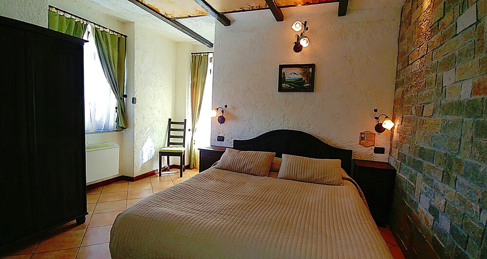 Chalet sul lago Hotel In Montagna