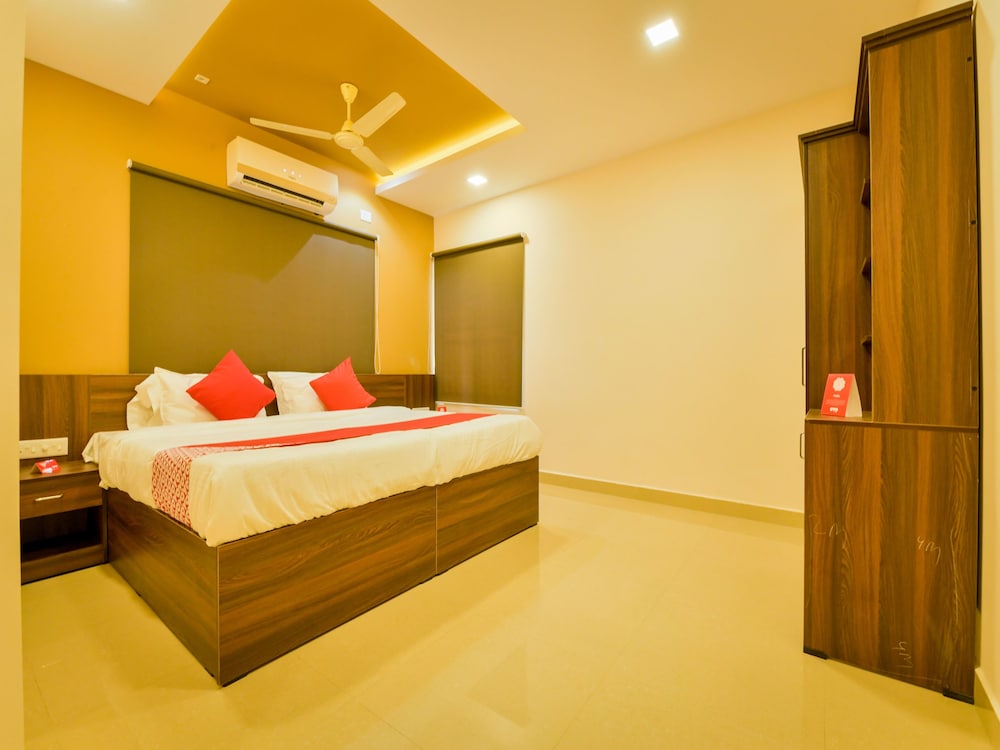 OYO 14271 Modern Studio Near Lulu Mall