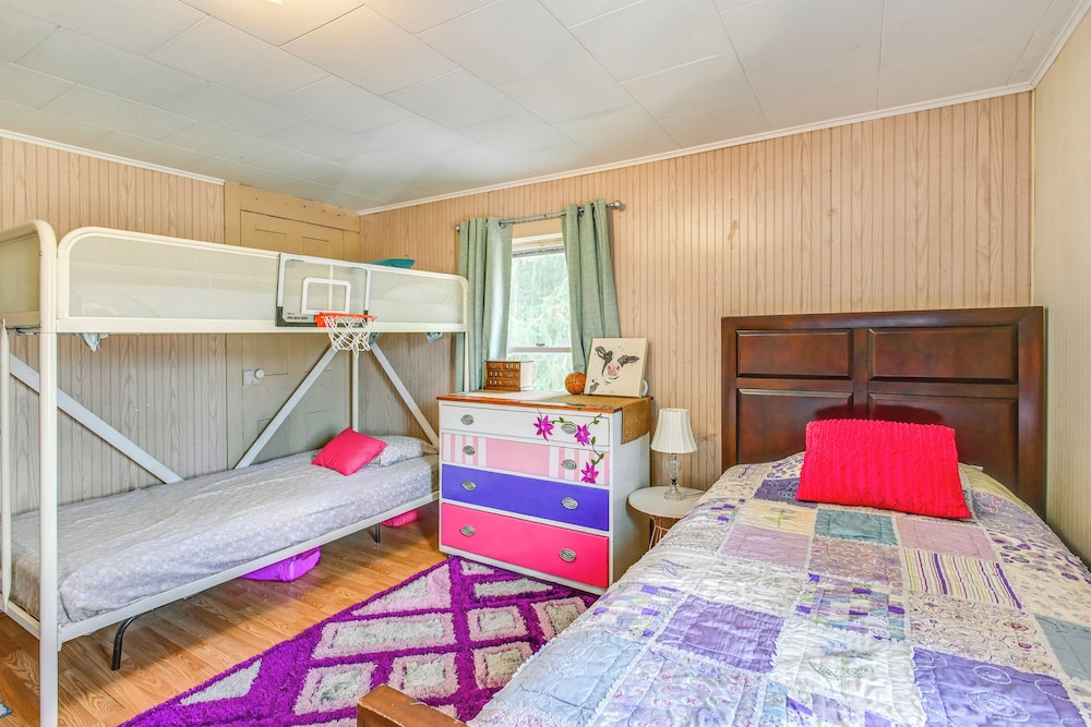 Boat & Unwind! Charming Atwood Lake Farmhouse