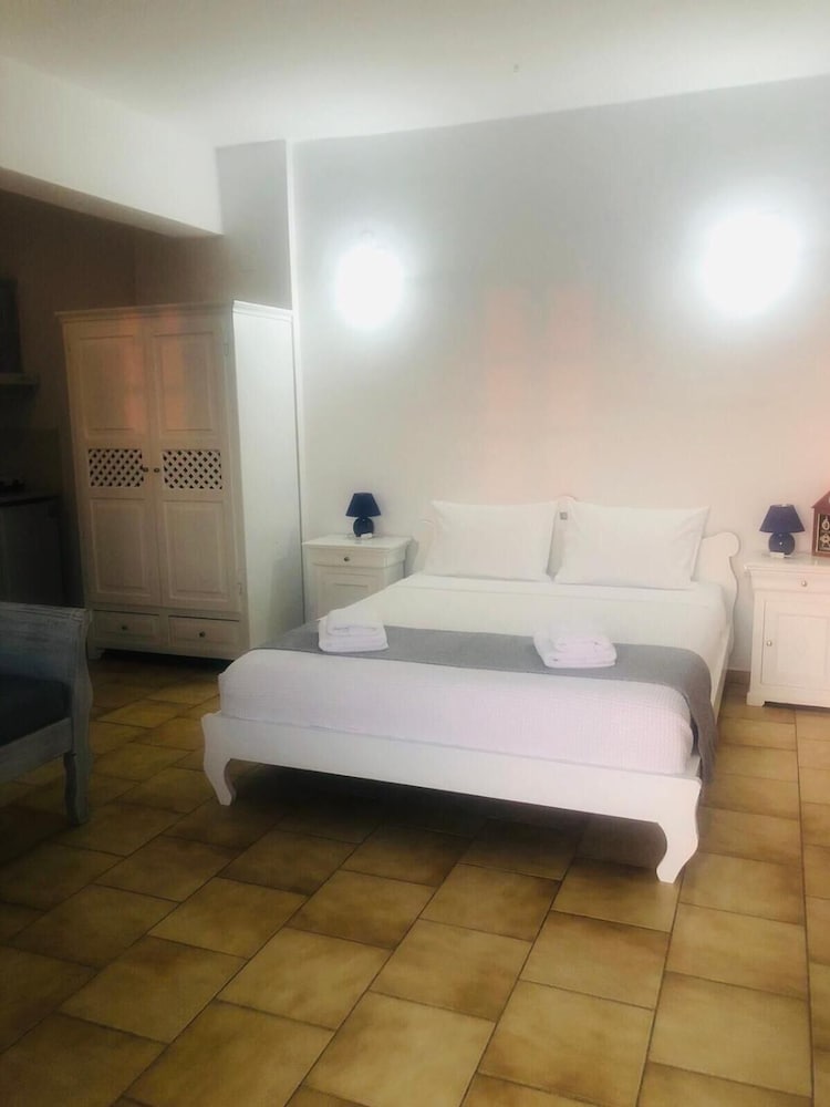 Vrachia Studios & Apartments
