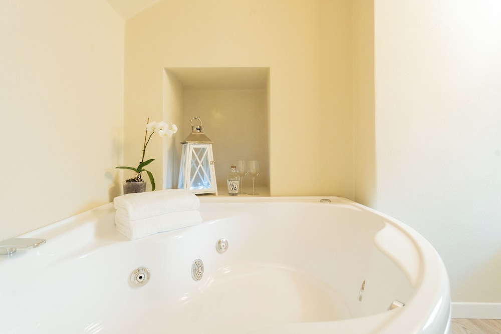 Romantic Escape City Centre With Jacuzzi & Parking by Rent all Como