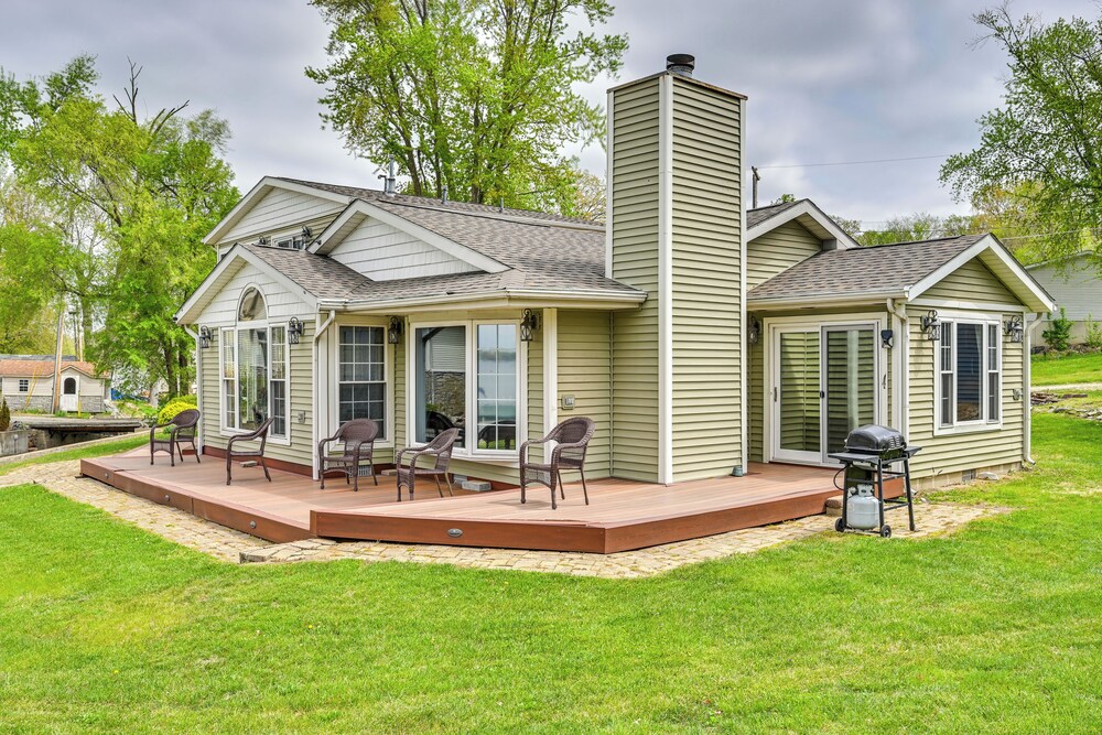 Scenic Views: Spacious Webster Lake House!