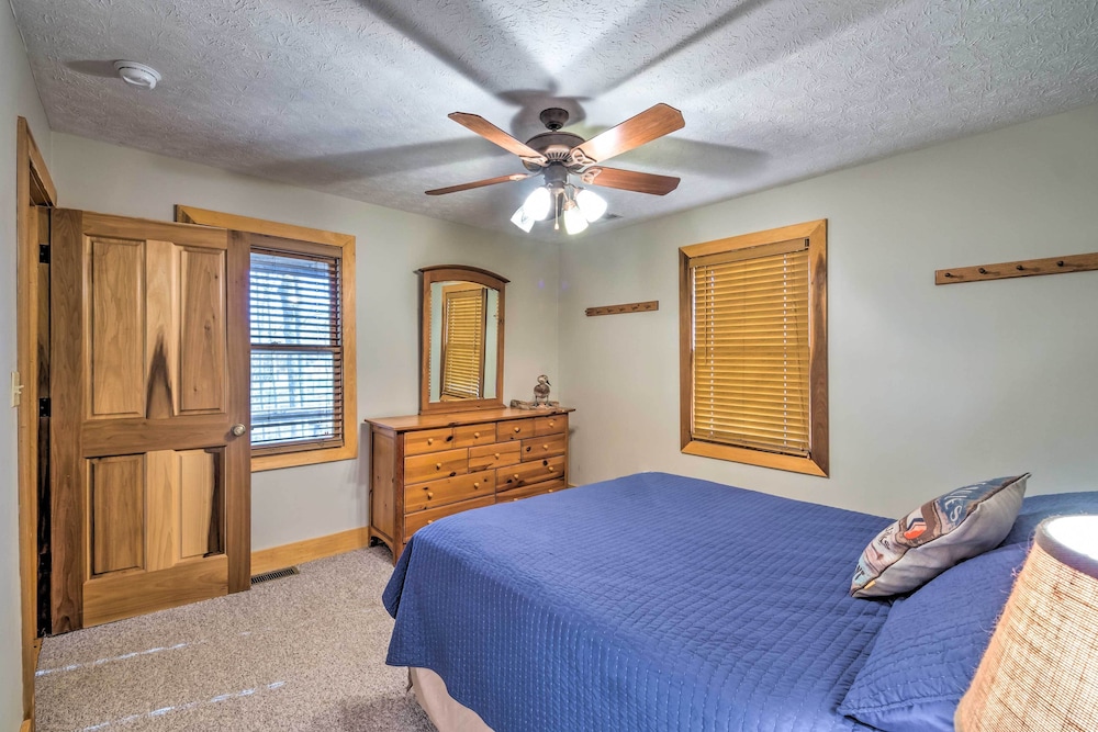 Quaint 'lakeside' Cabin w/ Pond & Fire Pit! view 3