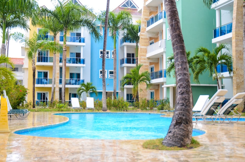 2 Minutes Walk to Beach Huge 3 bdrm Condo with Pool