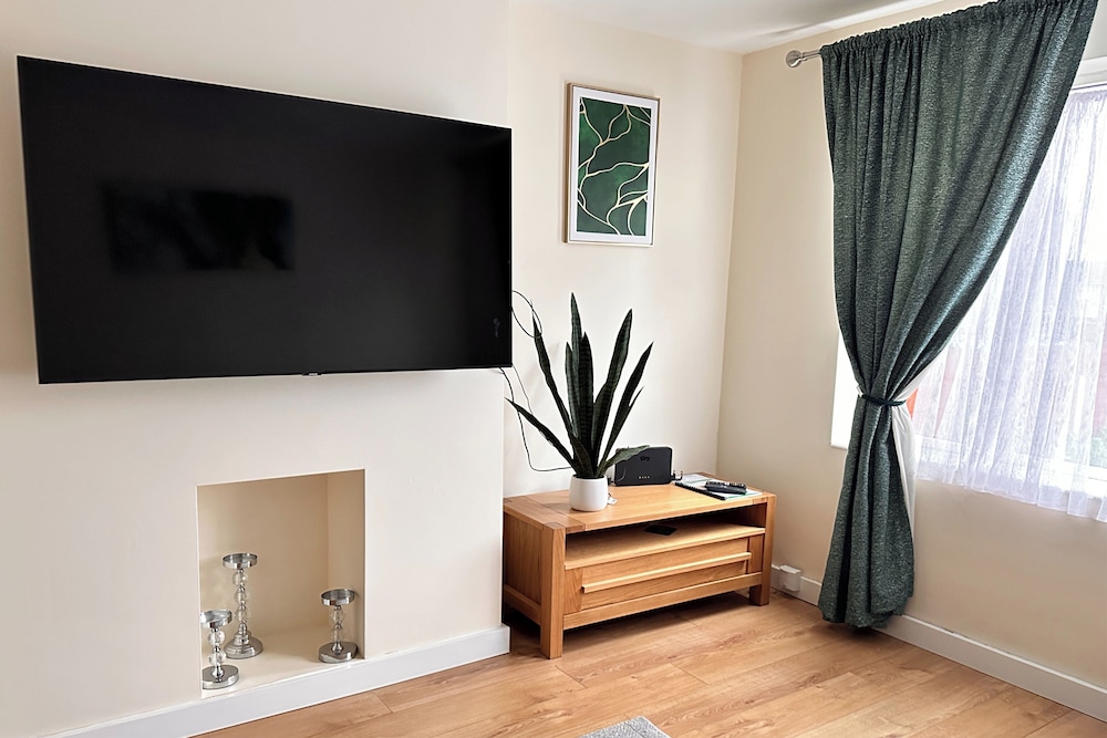 2 Bedroom Apartment-sleeps 6-parking-wifi