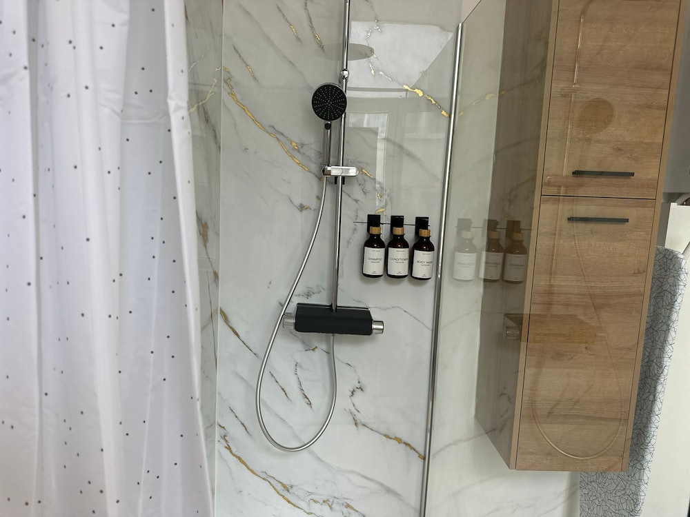 Stylish 1BR plus LR Apt Ghent Castle