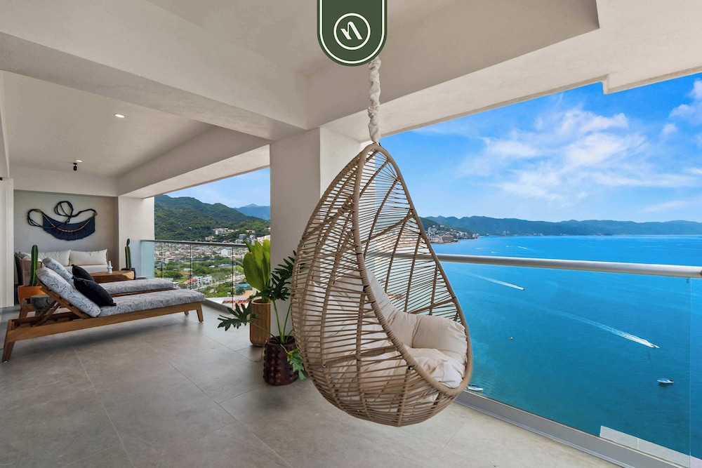 Luxury 4 BR Condo Amazing Views - Beach - Pools