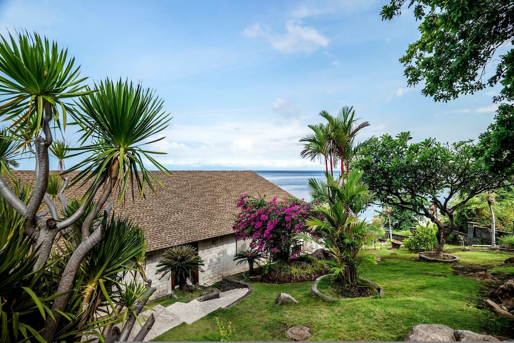 Villa Eden Roc by Alfred in Bali - Luxury Beachfront 3BR Villa With Infinity Pool Amed
