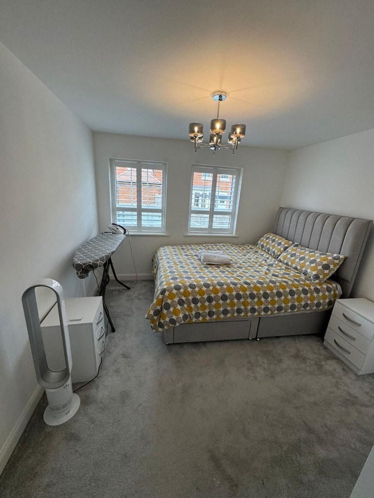 High END Spacious 4 Bed House - Free Parking