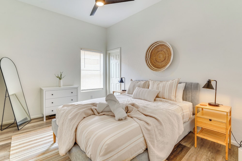 Heated Pool & Yard: Gilbert Getaway!