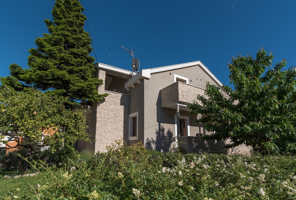 Hotel Villa Lucica Trogir - Image 1