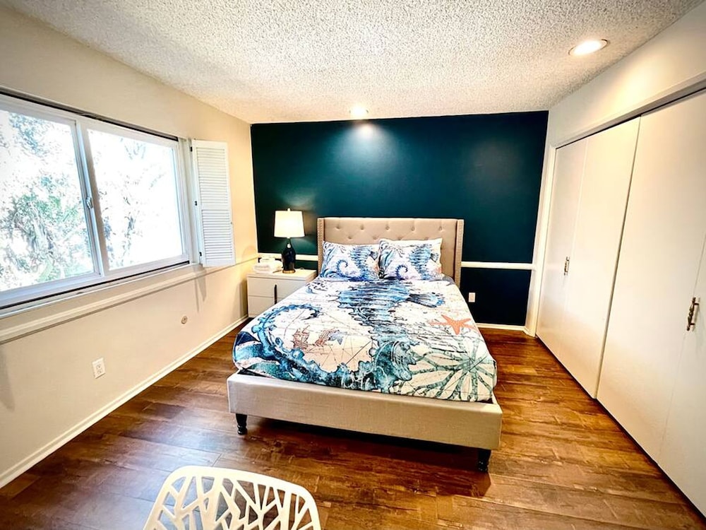 Pacific Dreams at Woodland Hills Distinguished 8 Br 6 5 BA Residence With Pool and Spa Sleeps 16