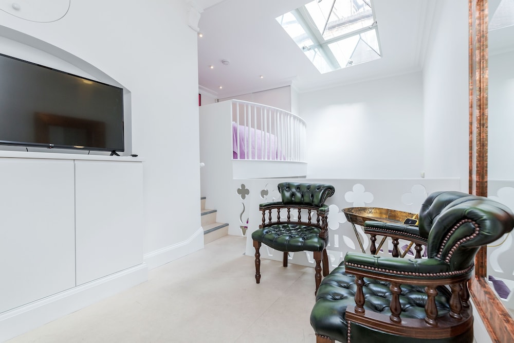 Distinctive apartment for 3 with mezz