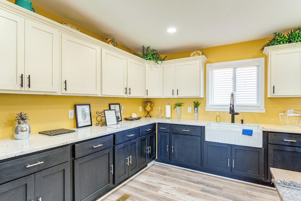 Walk Downtown: Charming Rome Abode w/ Yard!