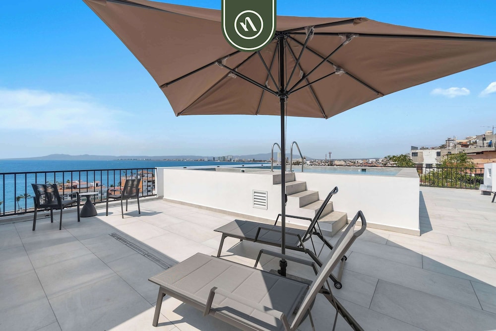 Luxury 2 BR - Downtown - Pool - Sunset in Terrace