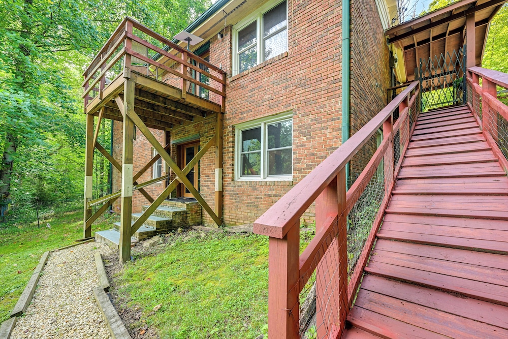 Unique & Artsy Cabin w/ Mountain Views!