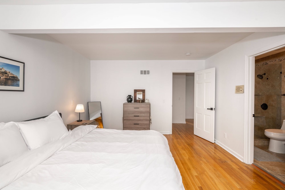 Top Notch City Escape w King Bed view 3