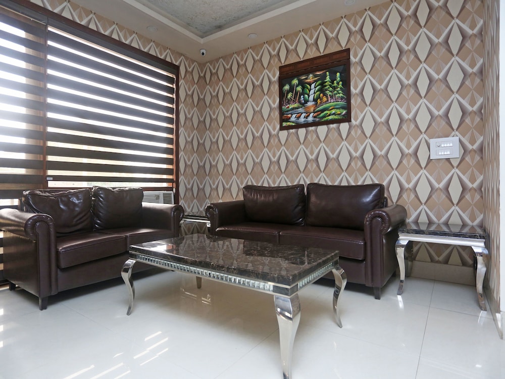 OYO TOWNHOUSE 460 H C Grand