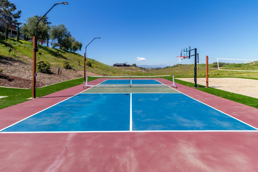 Chateau Syrah by Avantstay Picturesque Estate w Pool Hot Tub Pool Table Table Tennis New Pickleball Court Basketball Hoop