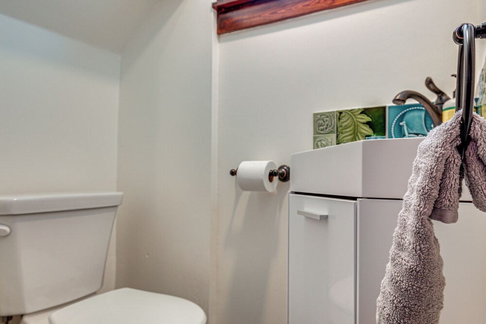 Close to Lake Superior: Walkable Washburn Charmer!