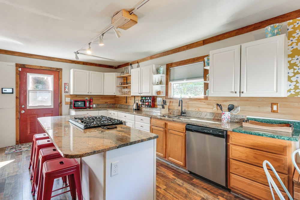 3 Mi to Blackwater Falls: Peaceful Retreat w/ Deck