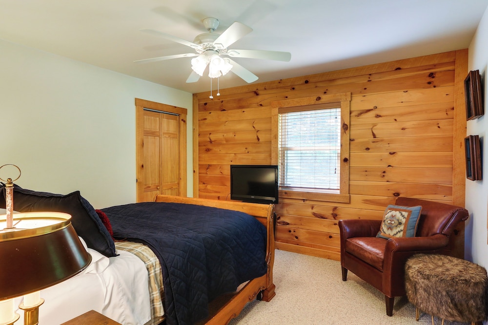 Hot Tub + Game Room: Peaceful Wardensville Cabin