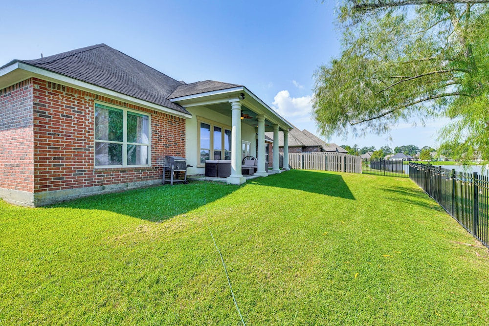 Fenced-in Yard & Pond Views: Home 18 Mi to Lsu!