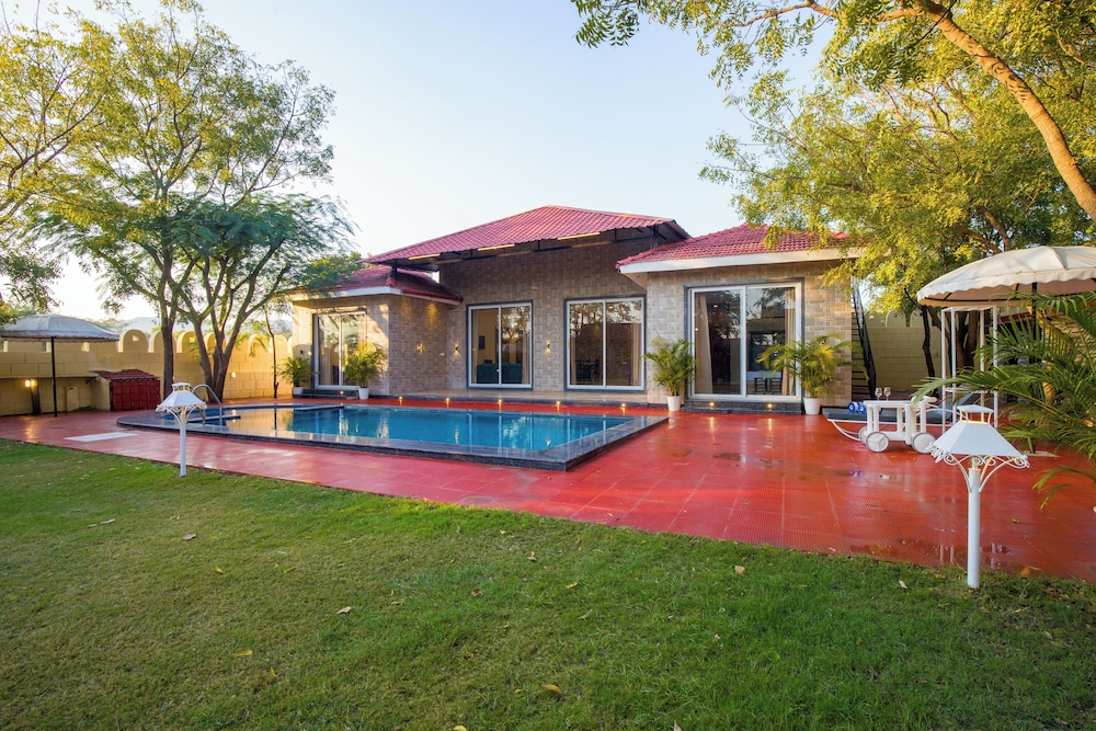Alaya Stays 5BHK Roohmon's Farm Pvt Pool