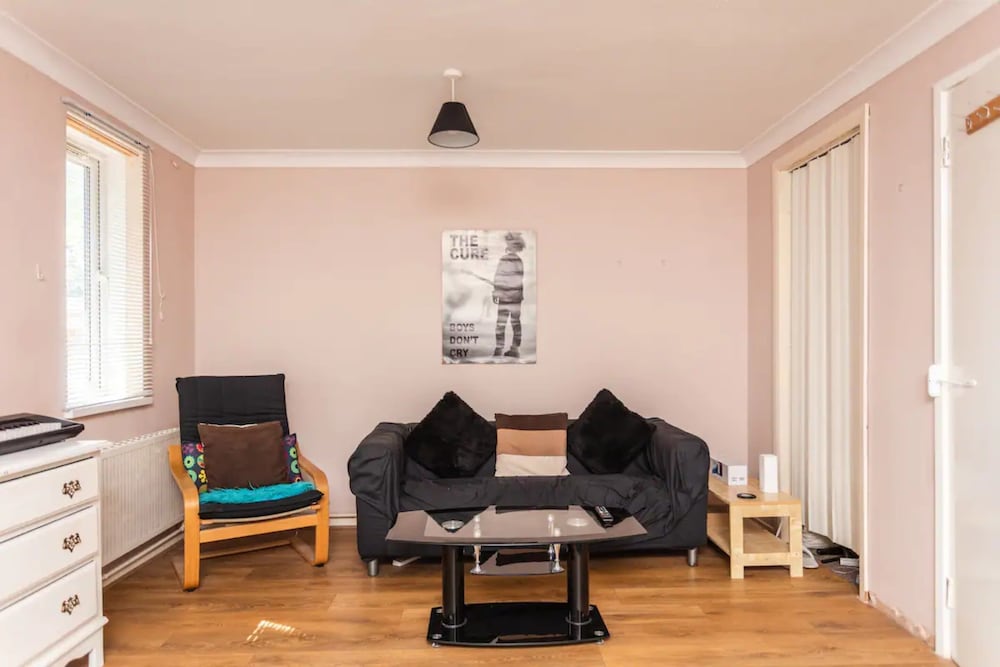 Homely 2 Bedroom House in Kennington With Garden
