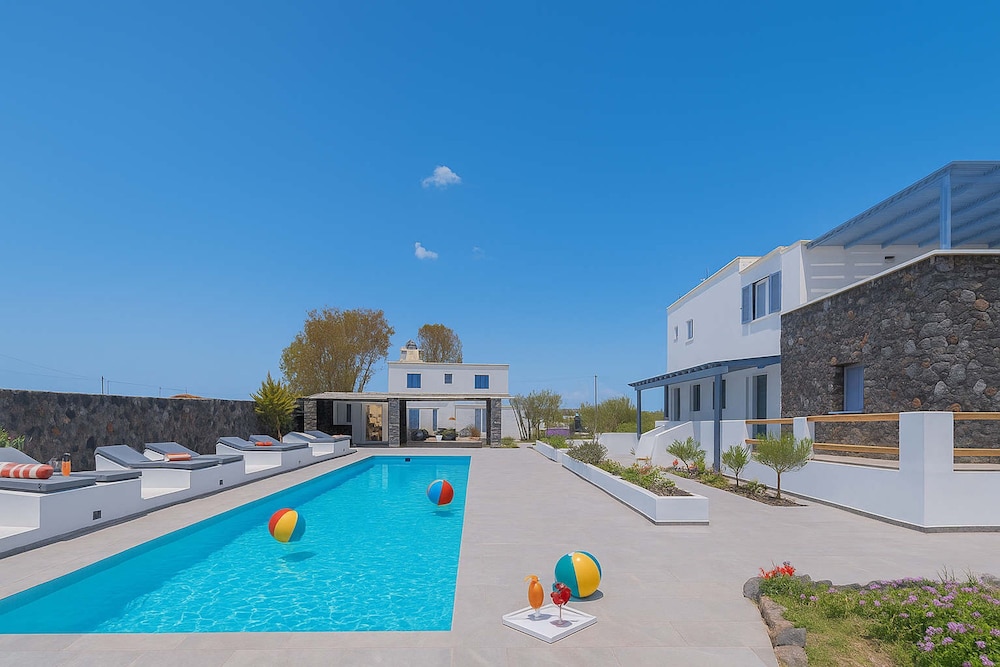 Golden Sunrise Suites - Santorini Pool Bliss Suite