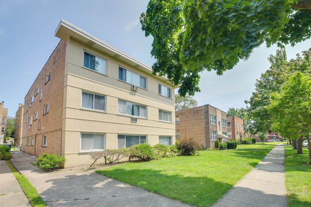 Walk to Train: Convenient Skokie Condo! view 3