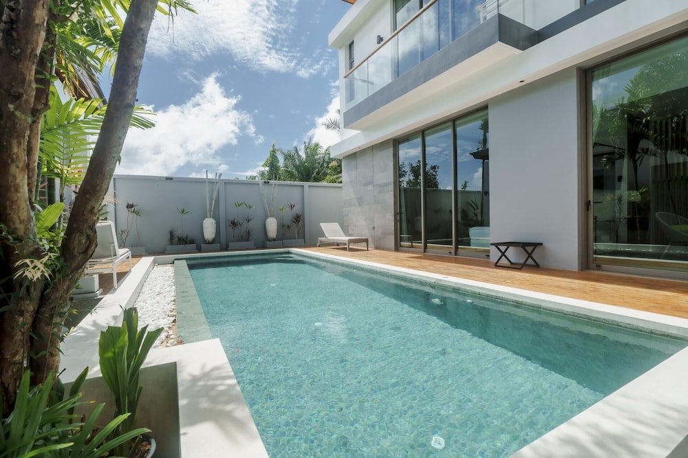 Teak 5BR Pool Villa Bang Tao + Airport Shuttle