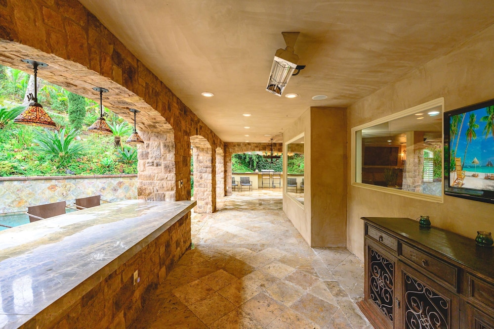 Elegant Villa Retreat Pool Garden Alfresco Lounge