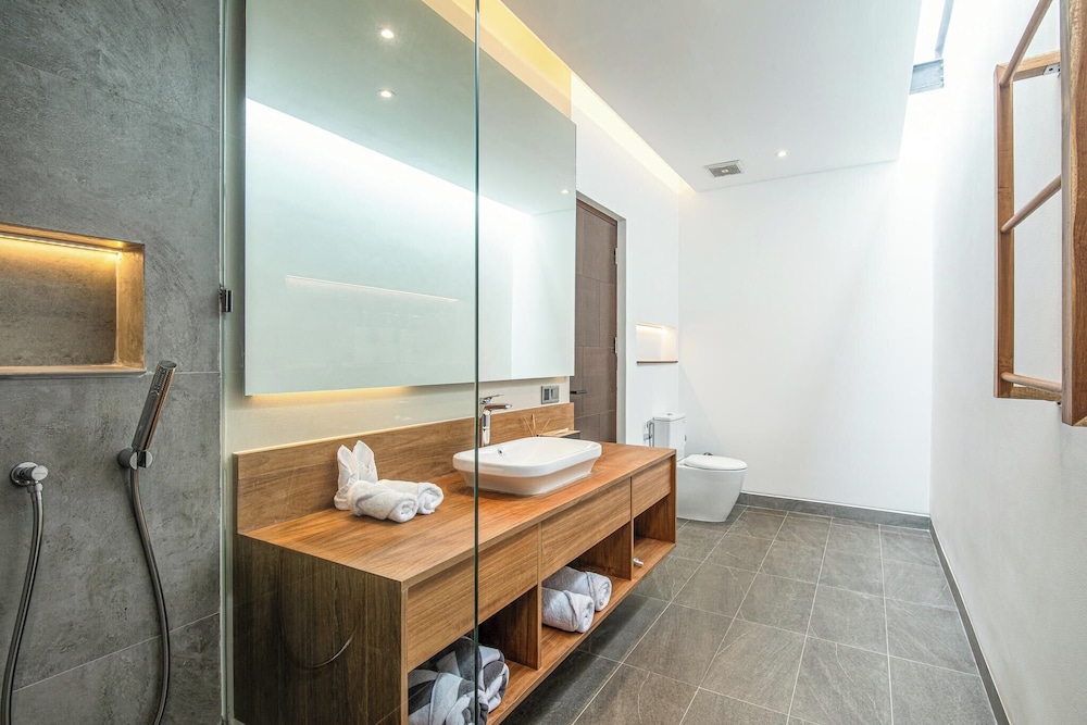 Elegant 6BR Canggu Villa Steps From the Ocean