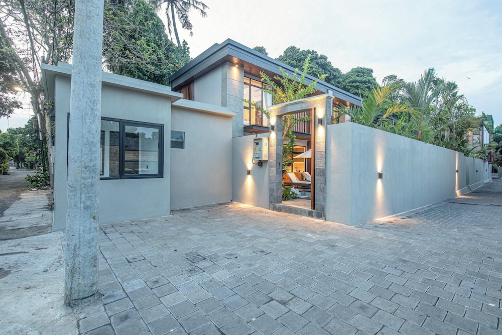 Luxury 5BR Retreat, 400m From Café Del Mar Shore